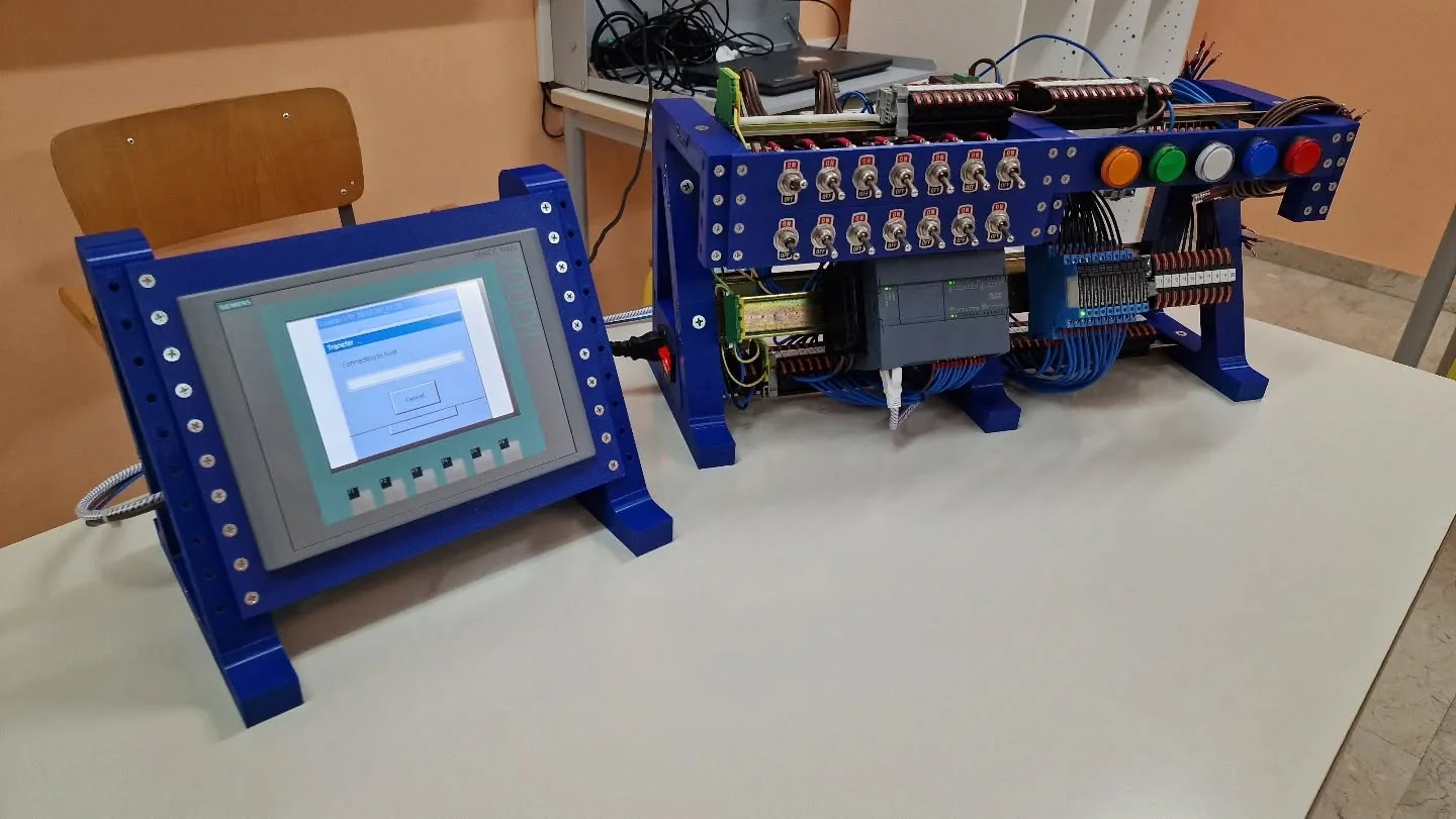 Postazione completa con PLC Siemens S7-1200 e pannello HMI KTP600 Basic.