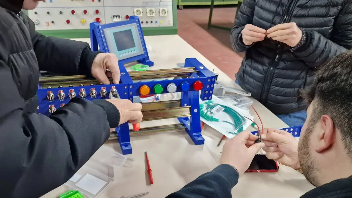 Montaggio della postazione durante l’attività di laboratorio.