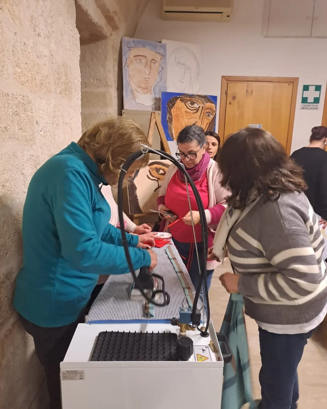 Un momento di incontro accanto agli strumenti di sartoria.
