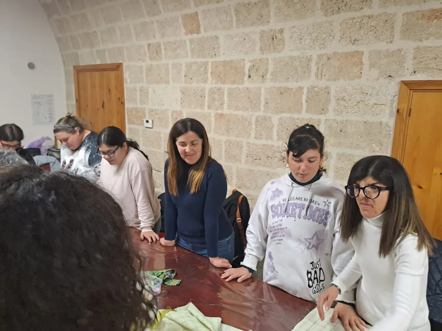 Dialogo e osservazione durante l’incontro alla sartoria.