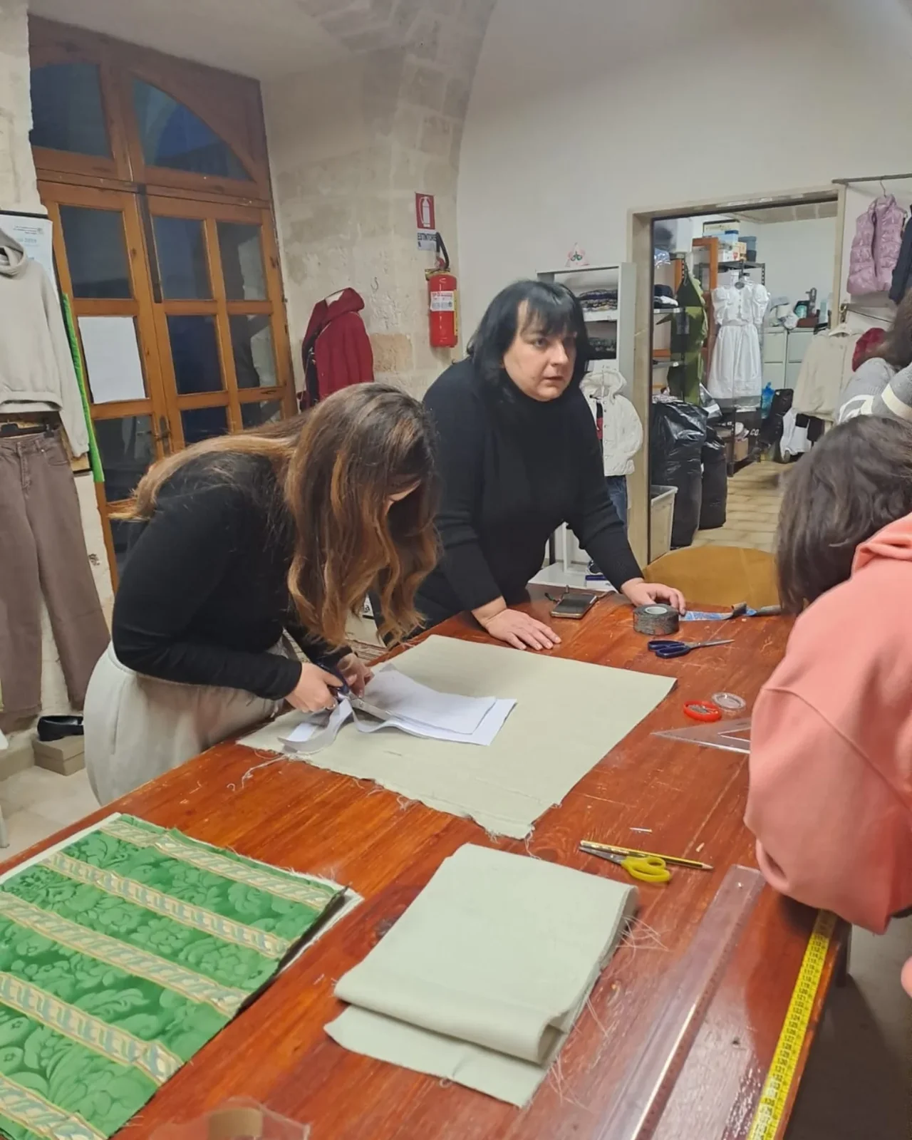 Collaborazione al tavolo durante l’incontro.