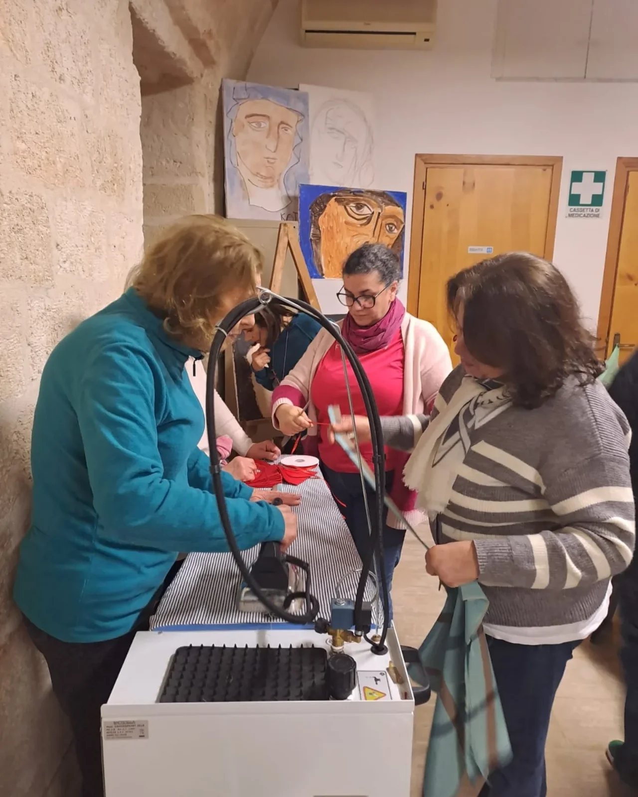 Confronto tra partecipanti negli spazi della sartoria.